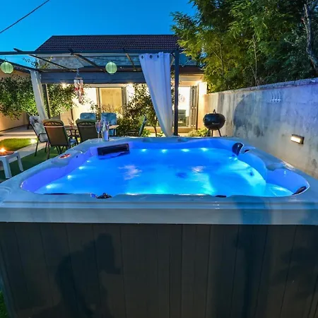 Вилла Nikolina With Jacuzzi